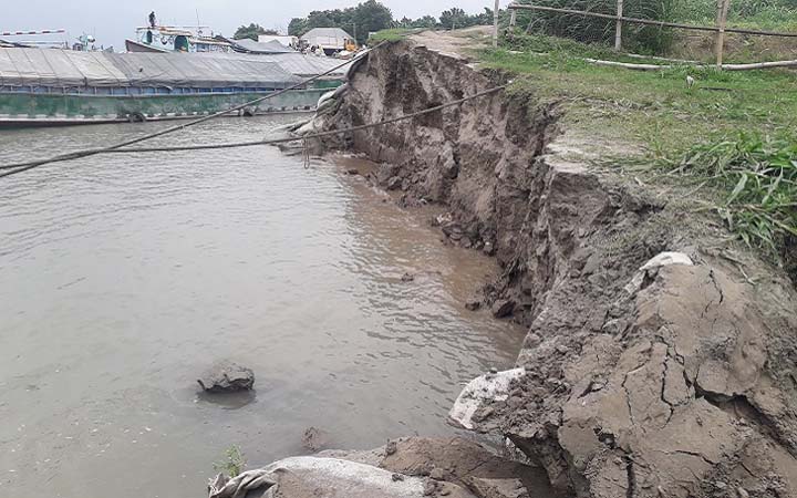 দৌলতদিয়া ফেরিঘাটে ভাঙন
